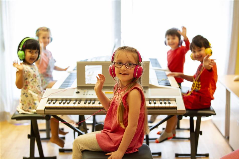 Помощь музыкальным школам. Дети в музыкальной школе. Музыкальное занятие. Дети на музыкальном занятии. Дети на уроке музыки.